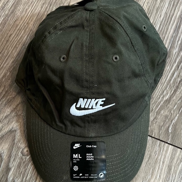 Nike Green and White Classic Hat with Embroidered Logo - Picture 2 of 4